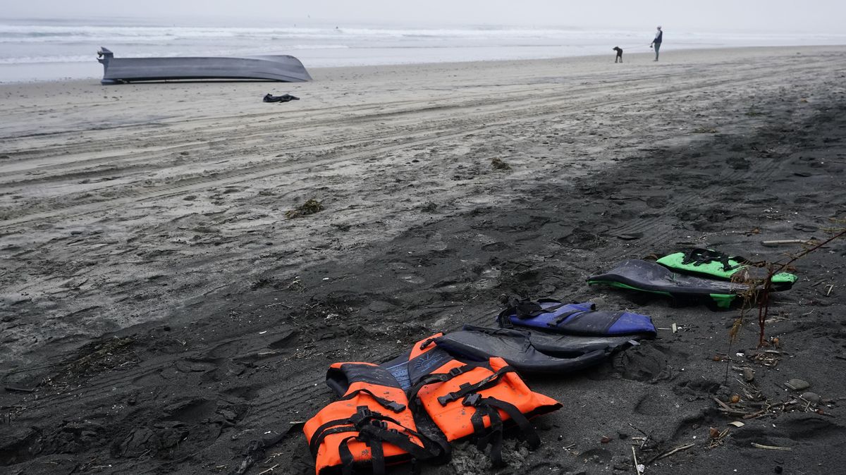 Nejméně osm lidí zemřelo po převrácení dvou člunů u pobřeží San Diega